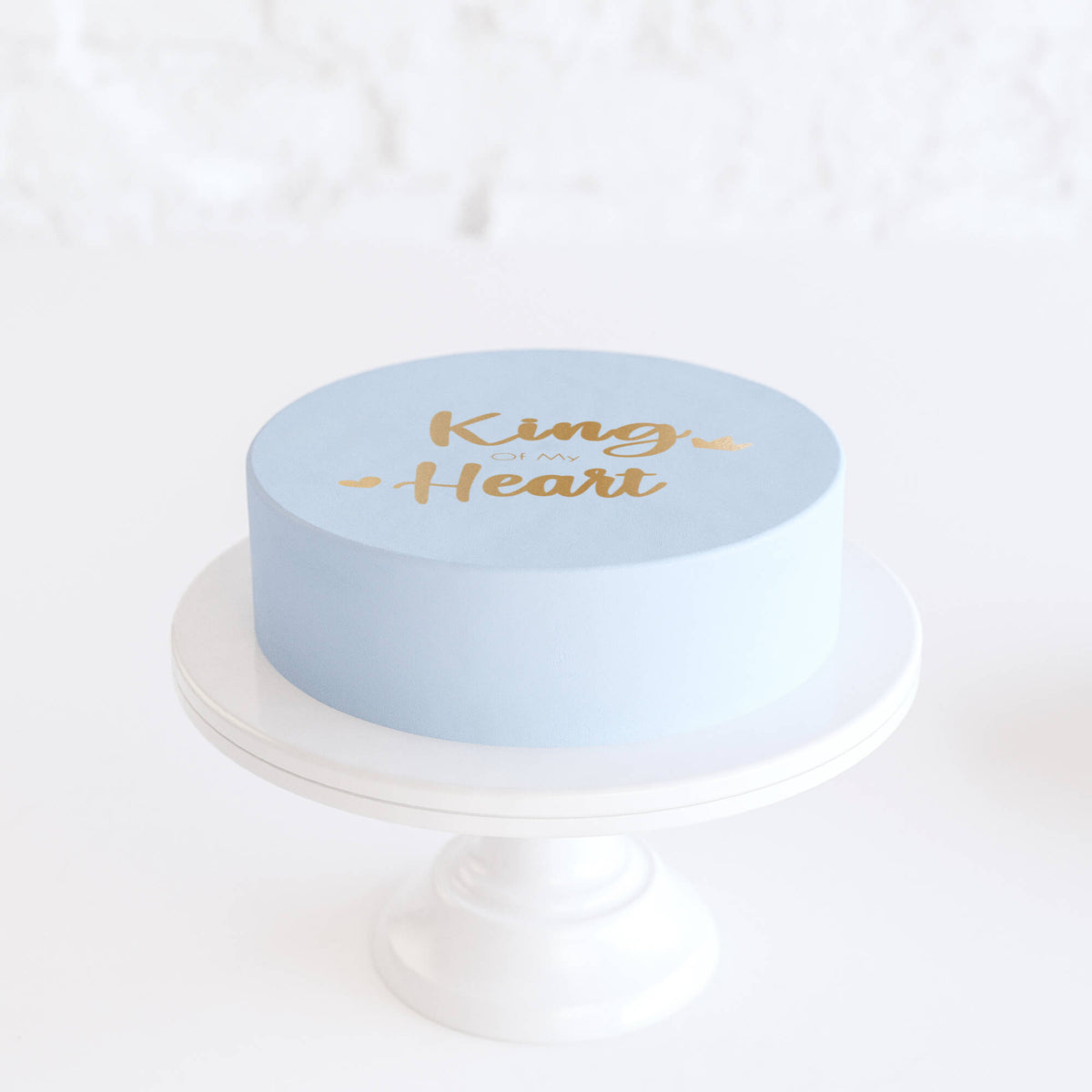 Um lindo bolo  masculino  em tom azul, detalhes em tom dourado, feito ao  pormenor, com muito amor, carinho, e dedicação. Desejamos…